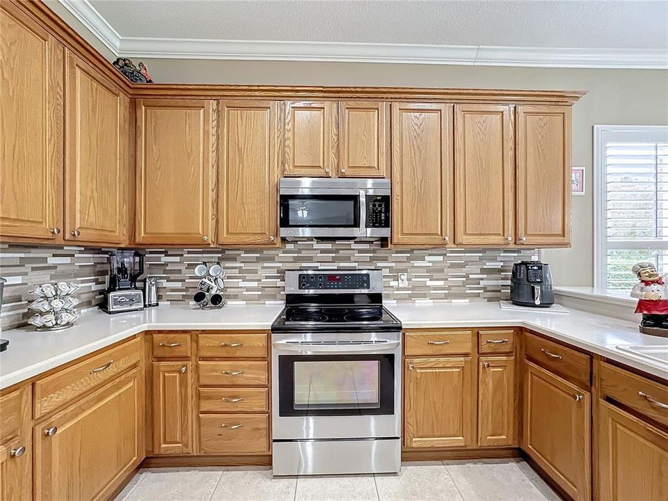 SOLID SURFACE COUNTERS AND BACKSPLASH