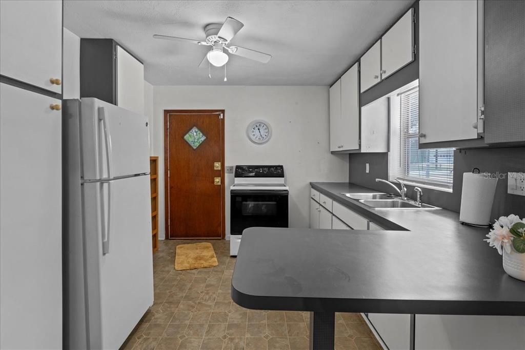 For Sale: $217,000 (3 beds, 2 baths, 1394 Square Feet)