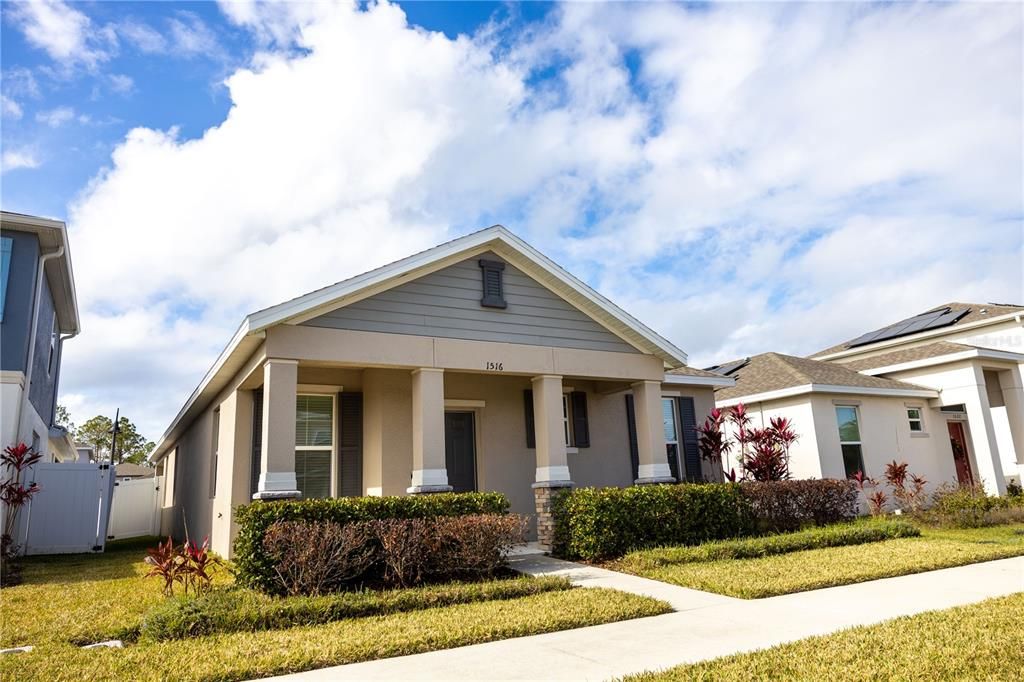 craftsman elevation with stone columns