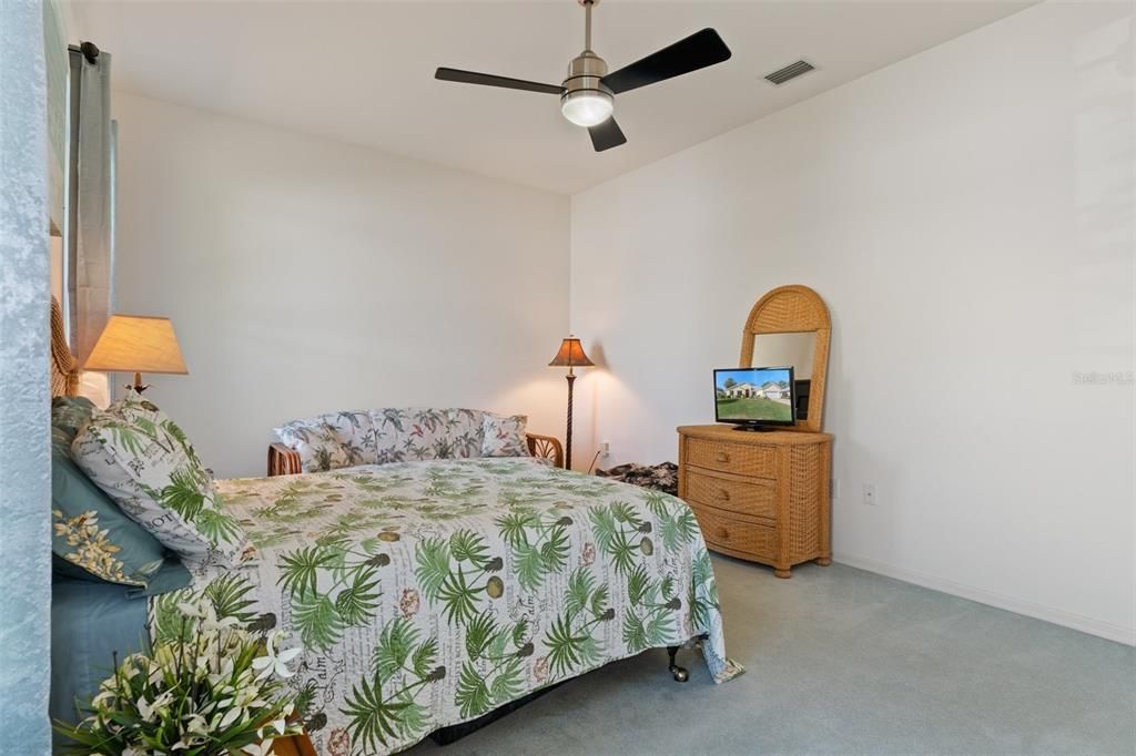 For Sale: $305,000 (2 beds, 2 baths, 1958 Square Feet)