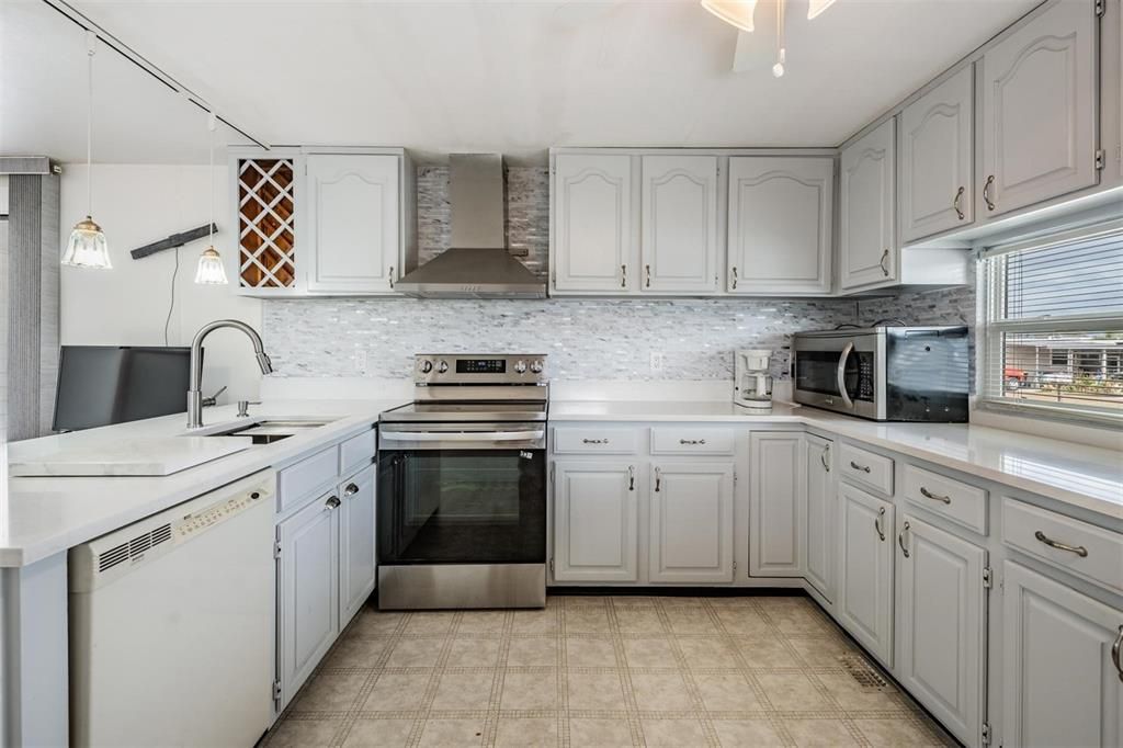 For Sale: $165,000 (3 beds, 2 baths, 840 Square Feet)