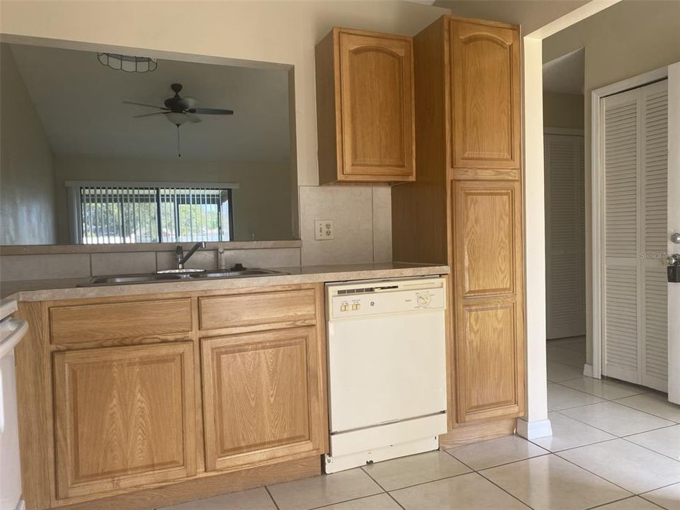 For Sale: $239,999 (2 beds, 2 baths, 954 Square Feet)