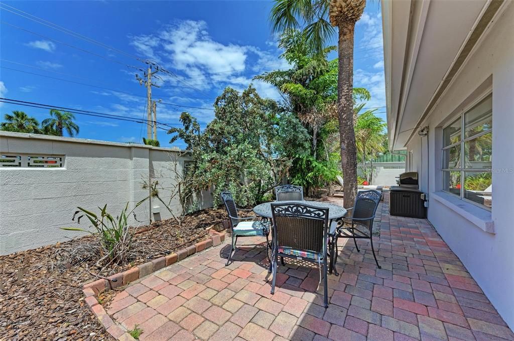 For Sale: $685,000 (2 beds, 1 baths, 1120 Square Feet)