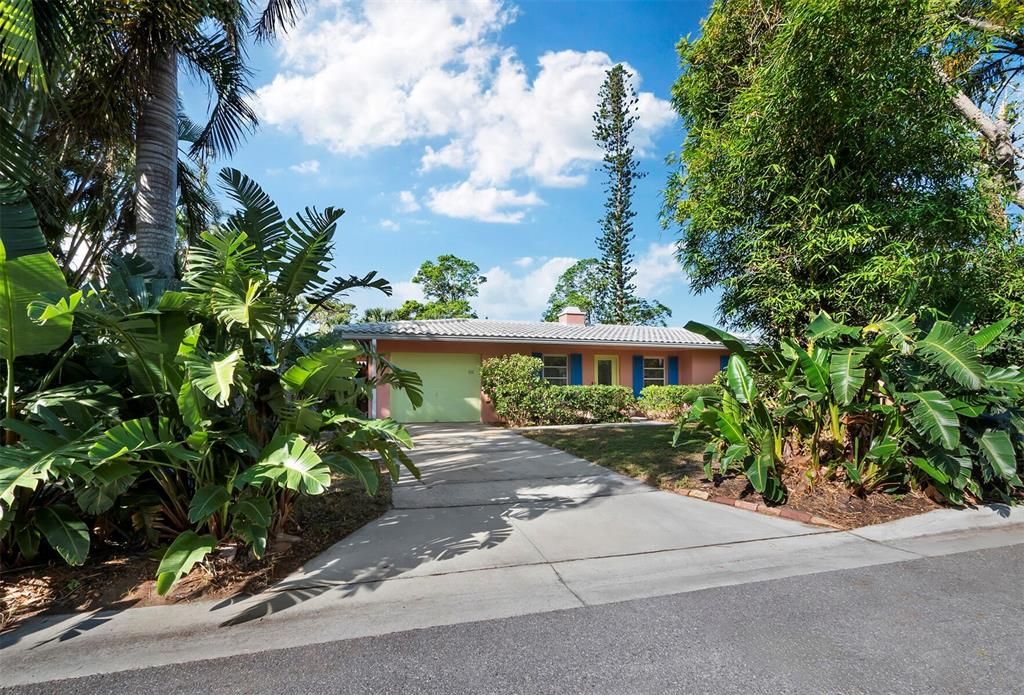 For Sale: $1,650,000 (3 beds, 2 baths, 1361 Square Feet)