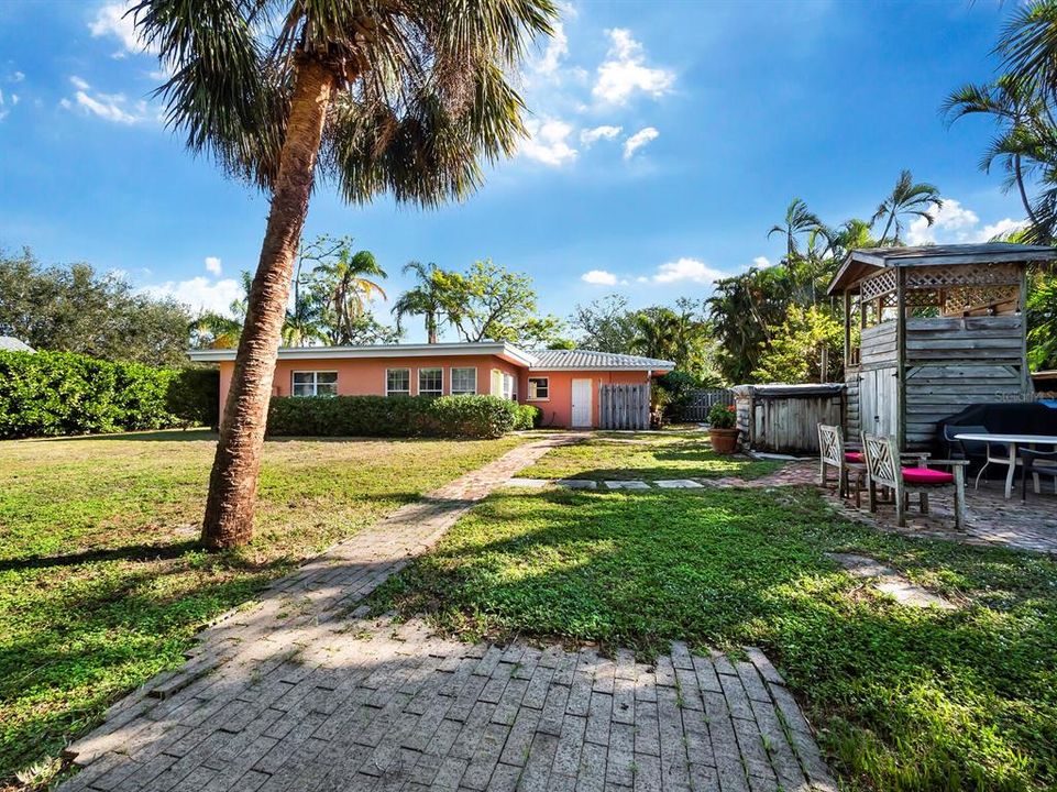 For Sale: $1,650,000 (3 beds, 2 baths, 1361 Square Feet)