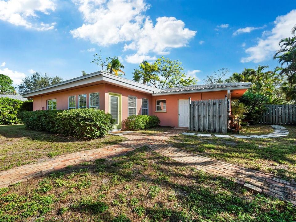 For Sale: $1,650,000 (3 beds, 2 baths, 1361 Square Feet)