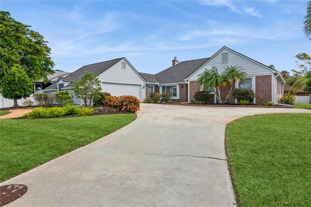 Great driveway with extra space to turn around.