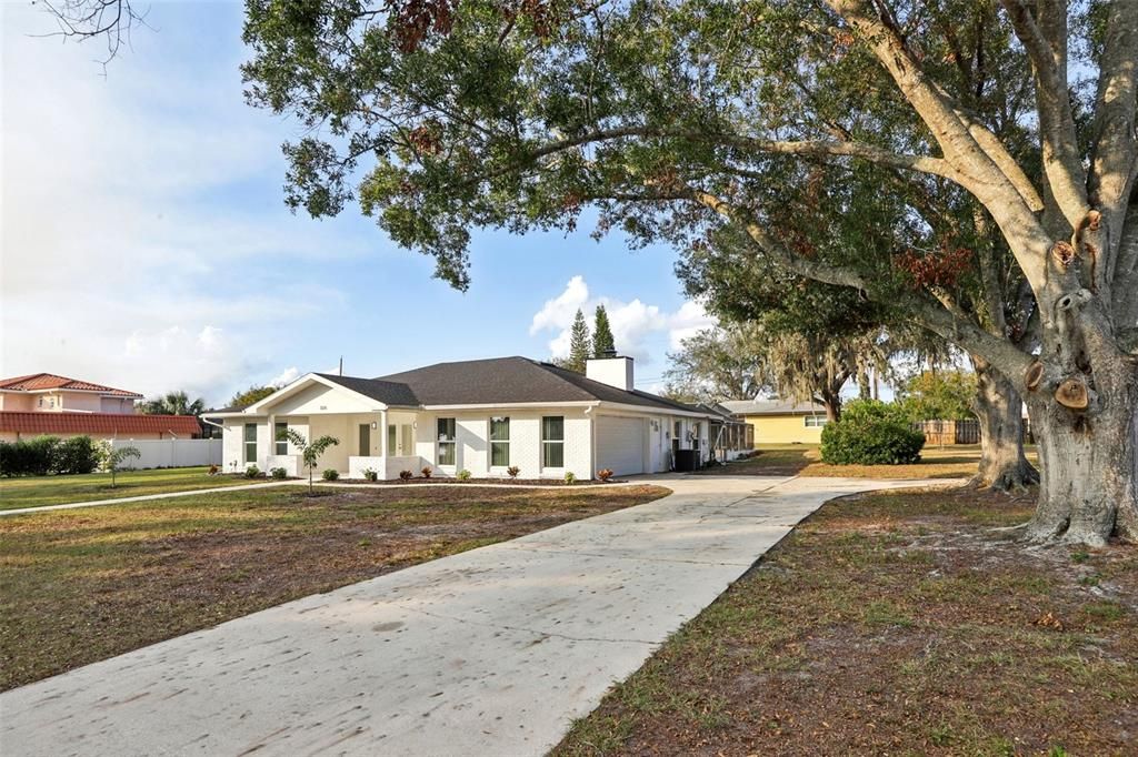 Plenty of guest parking with the large driveway.