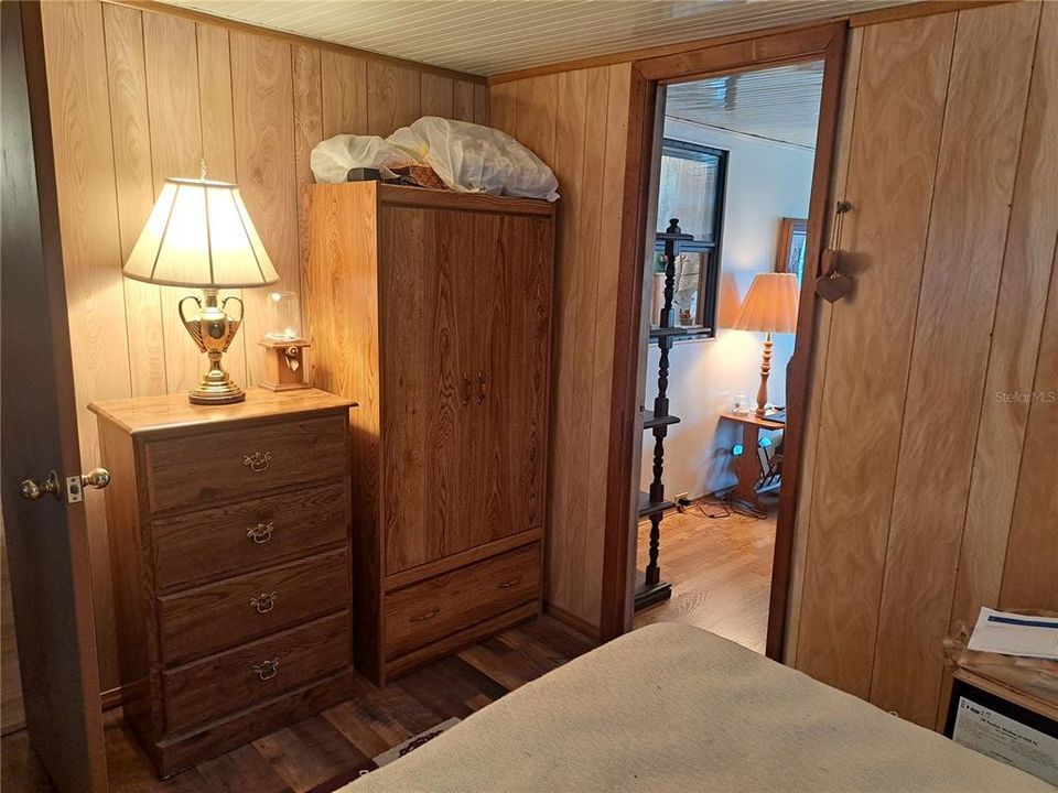 Extra bureau & free standing closet