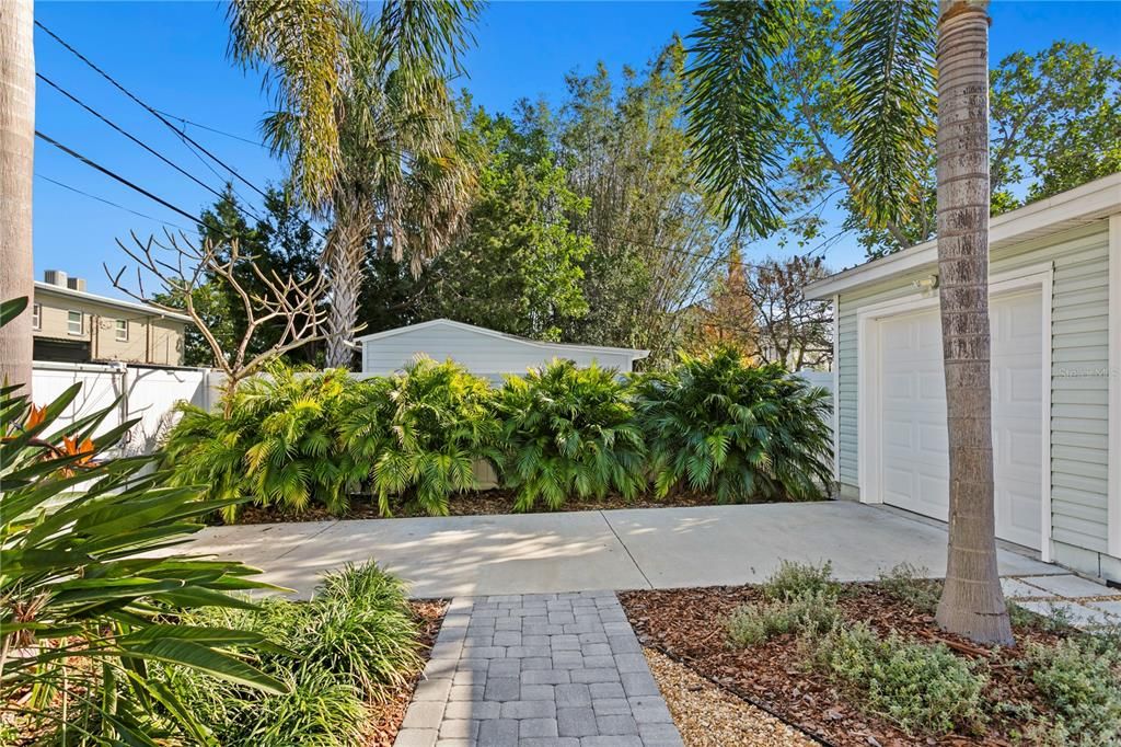 1 car detached garage with driveway