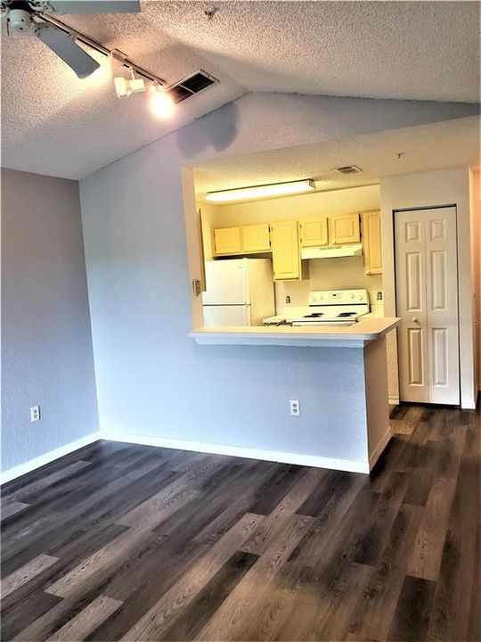 For Rent: $1,295 (1 beds, 1 baths, 618 Square Feet)