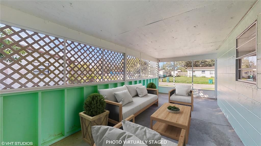 Photo virtually staged - Screened-in porch