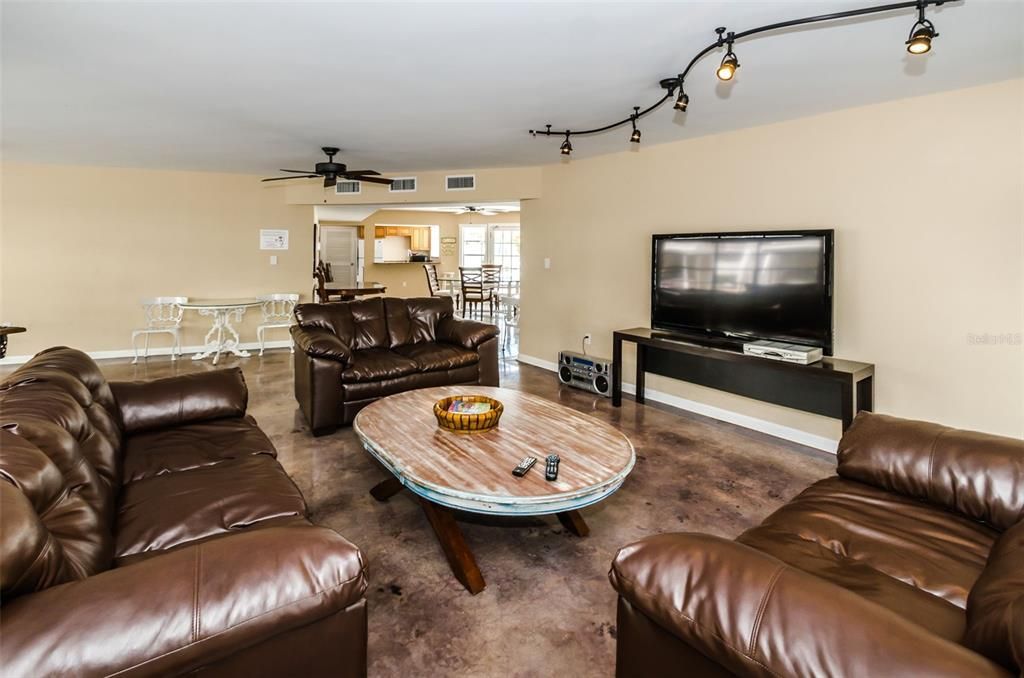 For Sale: $410,000 (2 beds, 2 baths, 1290 Square Feet)