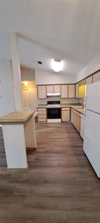 For Rent: $2,400 (3 beds, 2 baths, 1527 Square Feet)