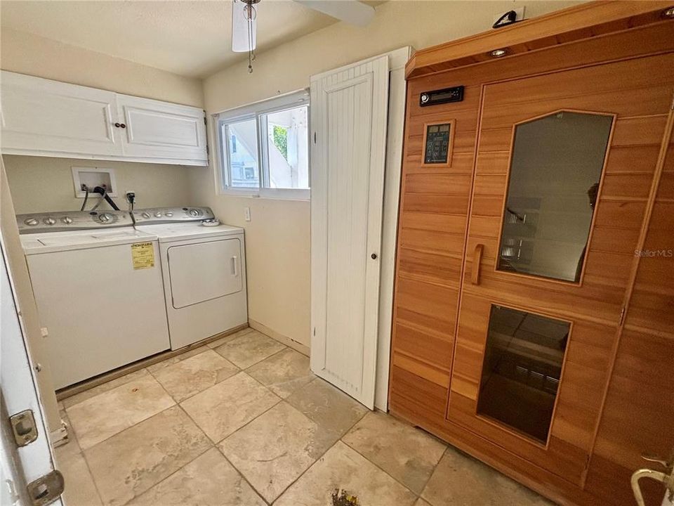 Stilt House - Unit 3 Laundry Room