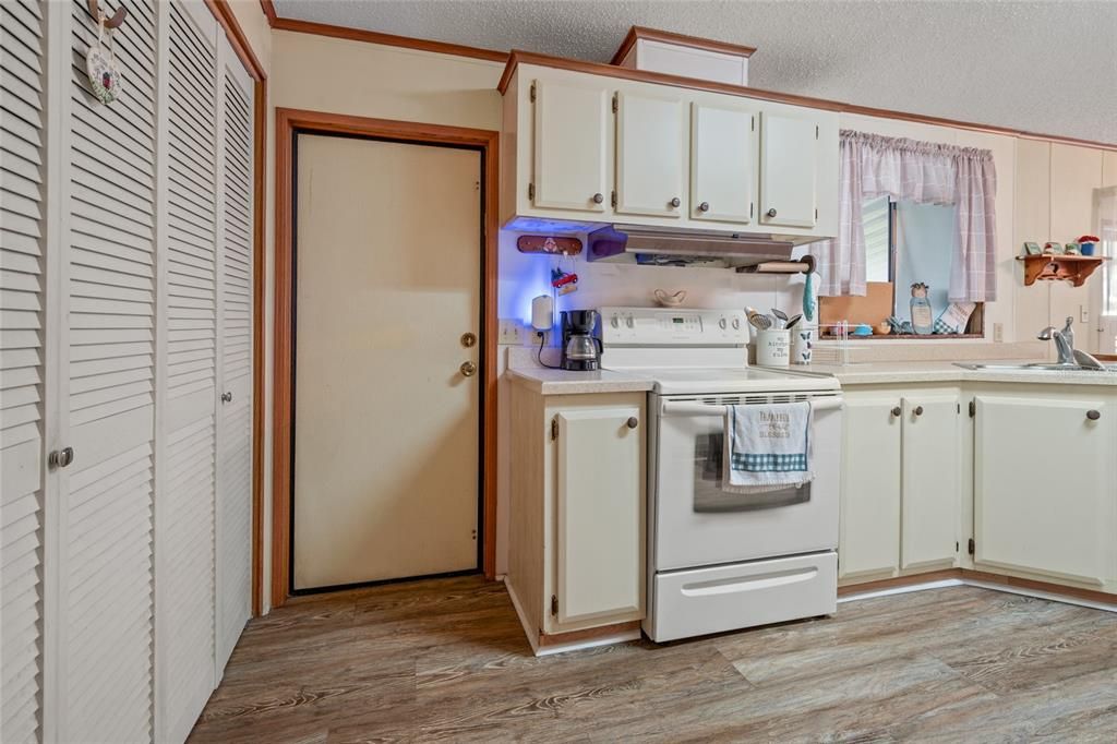 For Sale: $242,500 (2 beds, 2 baths, 1144 Square Feet)