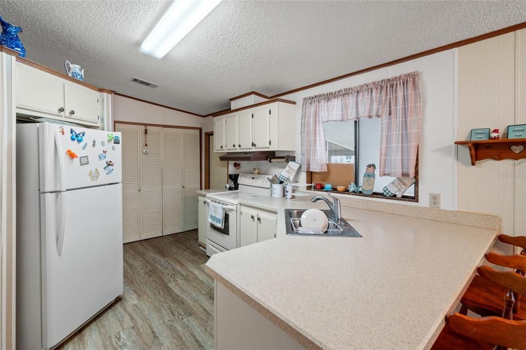 For Sale: $242,500 (2 beds, 2 baths, 1144 Square Feet)