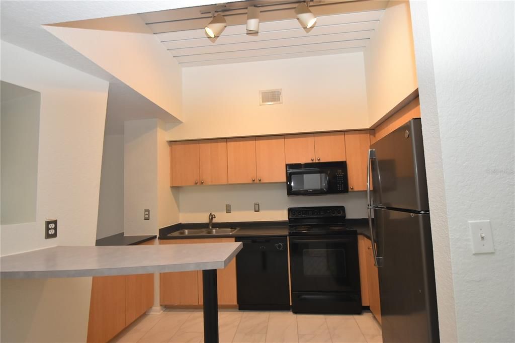 For Rent: $1,900 (1 beds, 1 baths, 789 Square Feet)