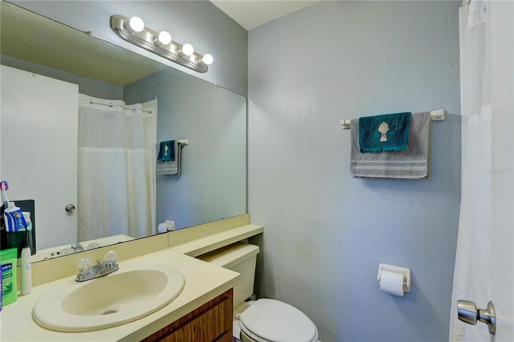 For Sale: $215,000 (2 beds, 1 baths, 1202 Square Feet)