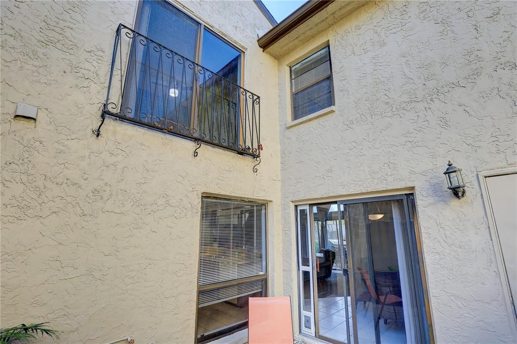 For Sale: $215,000 (2 beds, 1 baths, 1202 Square Feet)