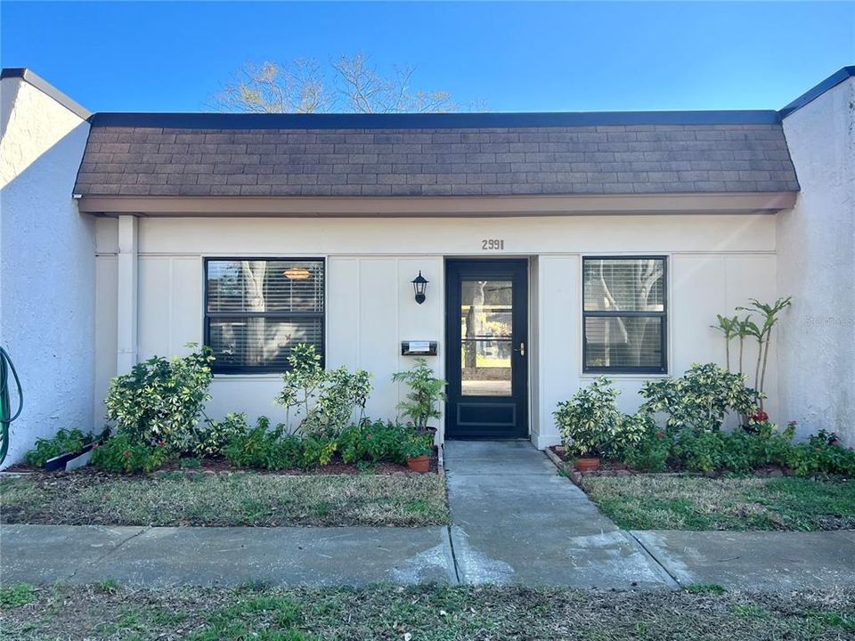 合同活跃: $110,000 (2 贝兹, 1 浴室, 812 平方英尺)