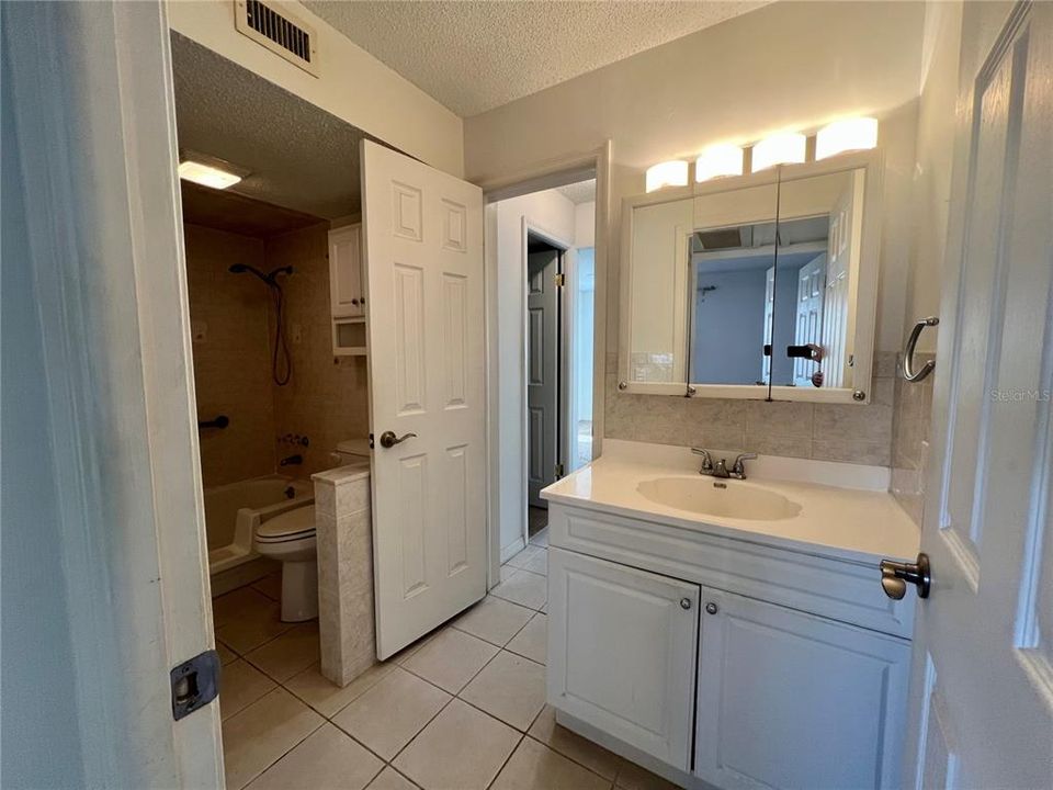 合同活跃: $110,000 (2 贝兹, 1 浴室, 812 平方英尺)