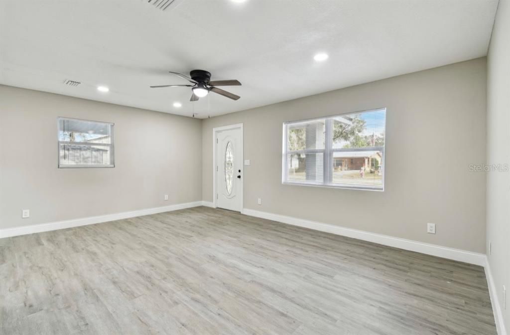 For Sale: $325,000 (3 beds, 2 baths, 1142 Square Feet)