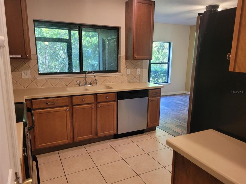 For Rent: $2,350 (3 beds, 2 baths, 1642 Square Feet)