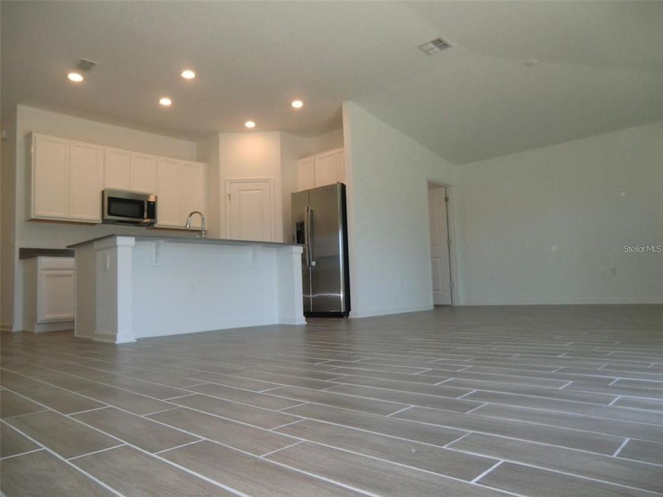 For Rent: $2,100 (3 beds, 2 baths, 1555 Square Feet)