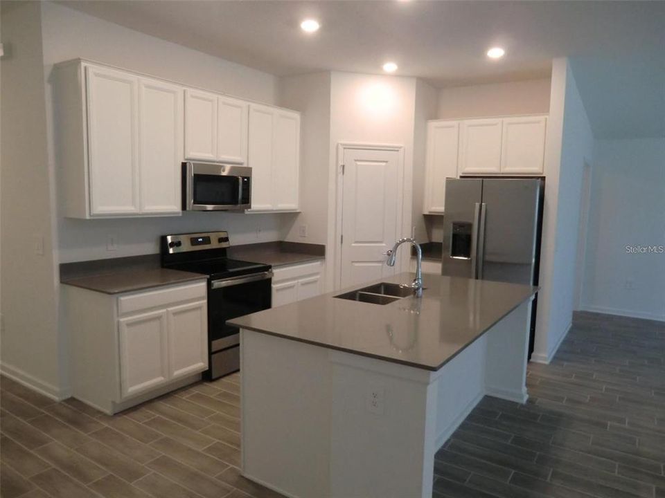 For Rent: $2,100 (3 beds, 2 baths, 1555 Square Feet)