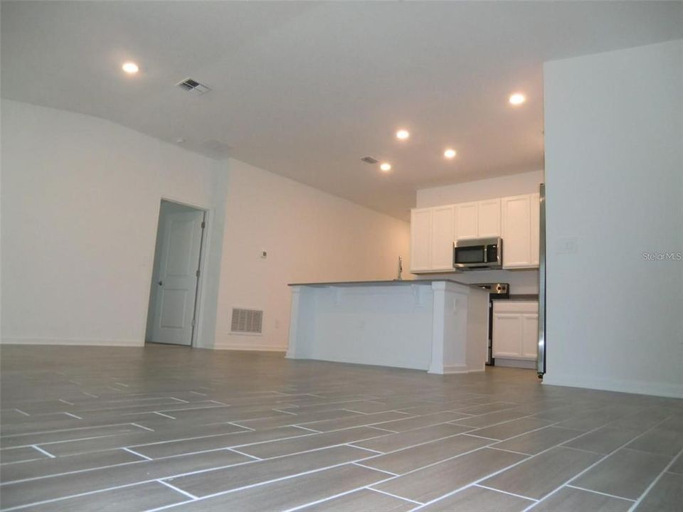 For Rent: $2,100 (3 beds, 2 baths, 1555 Square Feet)