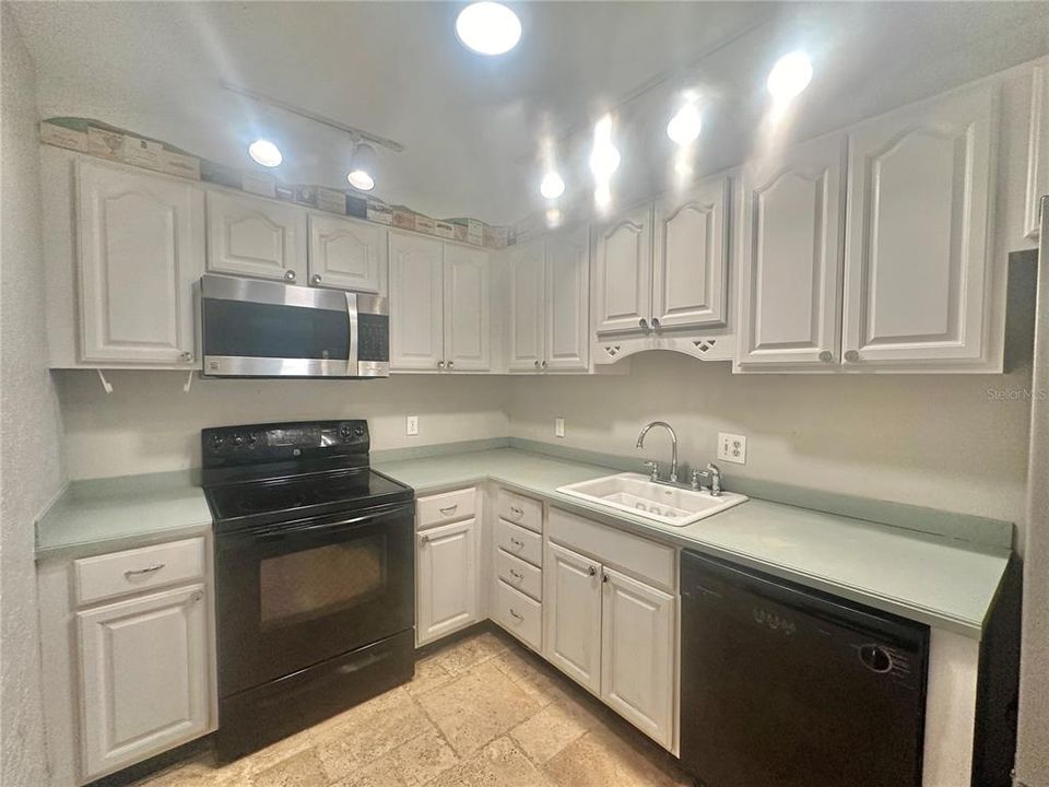 For Rent: $2,000 (2 beds, 2 baths, 938 Square Feet)