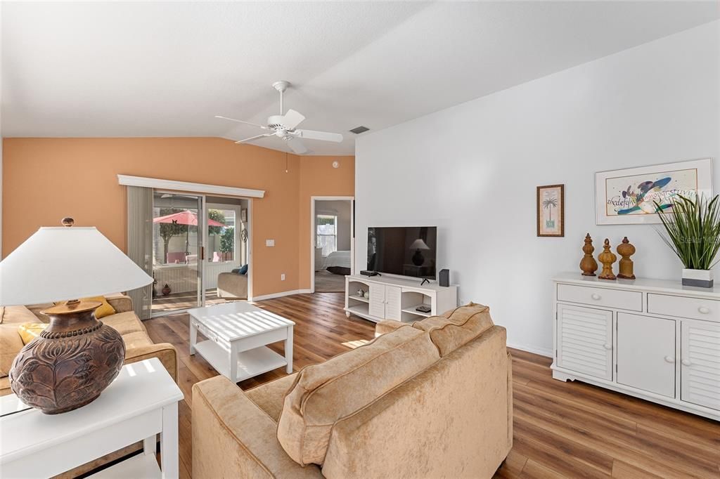 For Sale: $350,000 (2 beds, 2 baths, 1196 Square Feet)