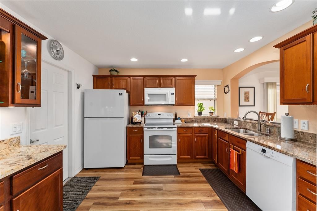 For Sale: $350,000 (2 beds, 2 baths, 1196 Square Feet)