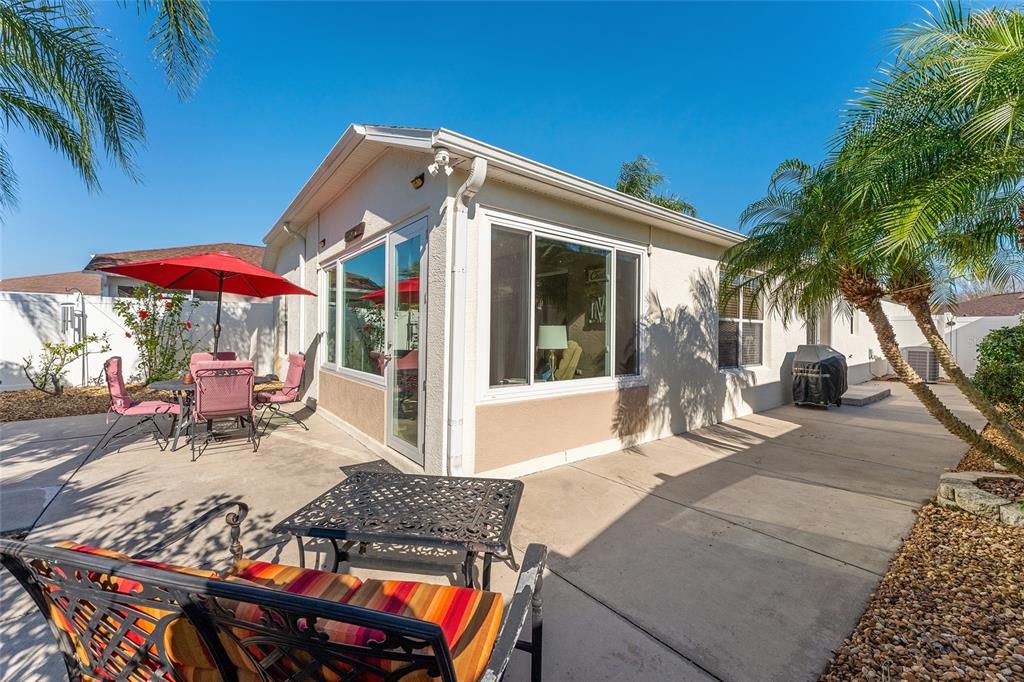 For Sale: $350,000 (2 beds, 2 baths, 1196 Square Feet)