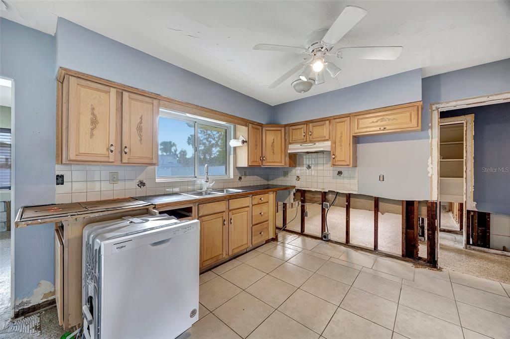 For Sale: $325,000 (2 beds, 2 baths, 1304 Square Feet)