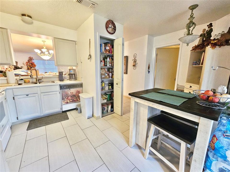 For Sale: $269,000 (2 beds, 2 baths, 1098 Square Feet)