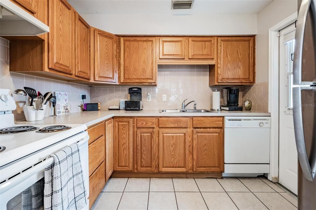 For Rent: $1,800 (2 beds, 1 baths, 720 Square Feet)