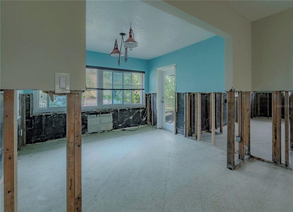 For Sale: $525,000 (2 beds, 1 baths, 1247 Square Feet)