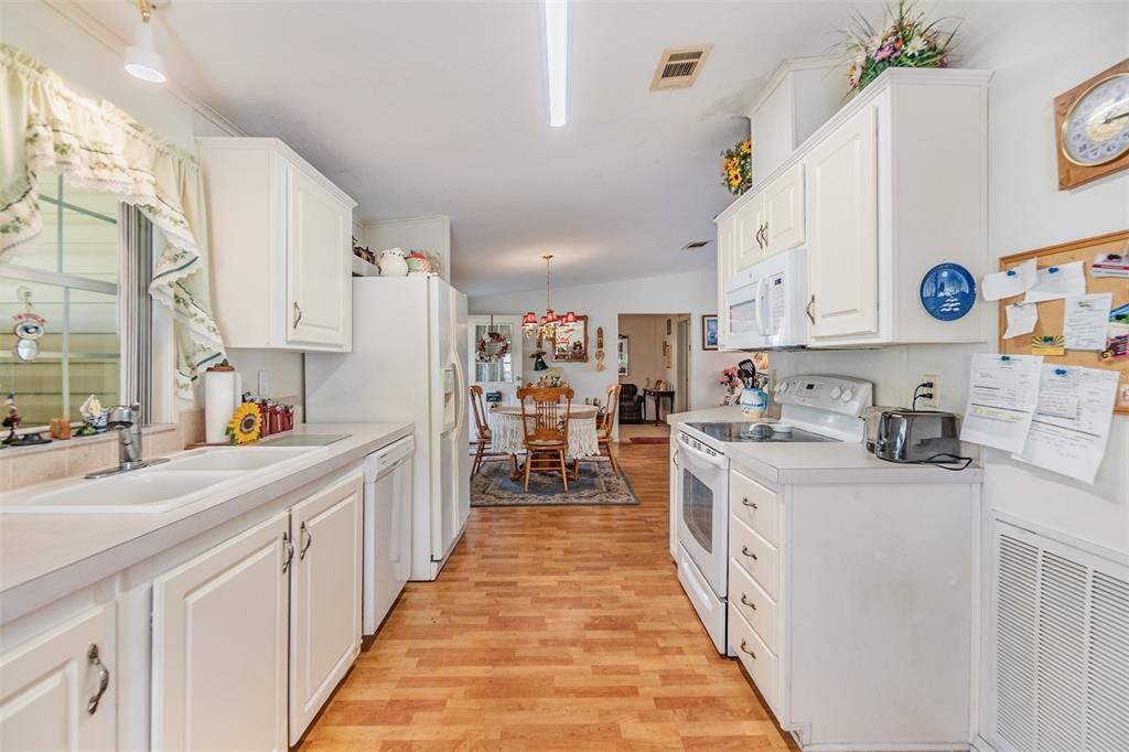 For Sale: $275,000 (2 beds, 2 baths, 1296 Square Feet)