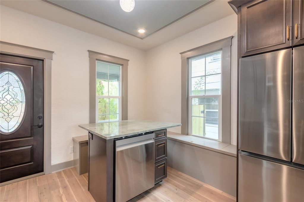 For Sale: $475,000 (2 beds, 1 baths, 574 Square Feet)