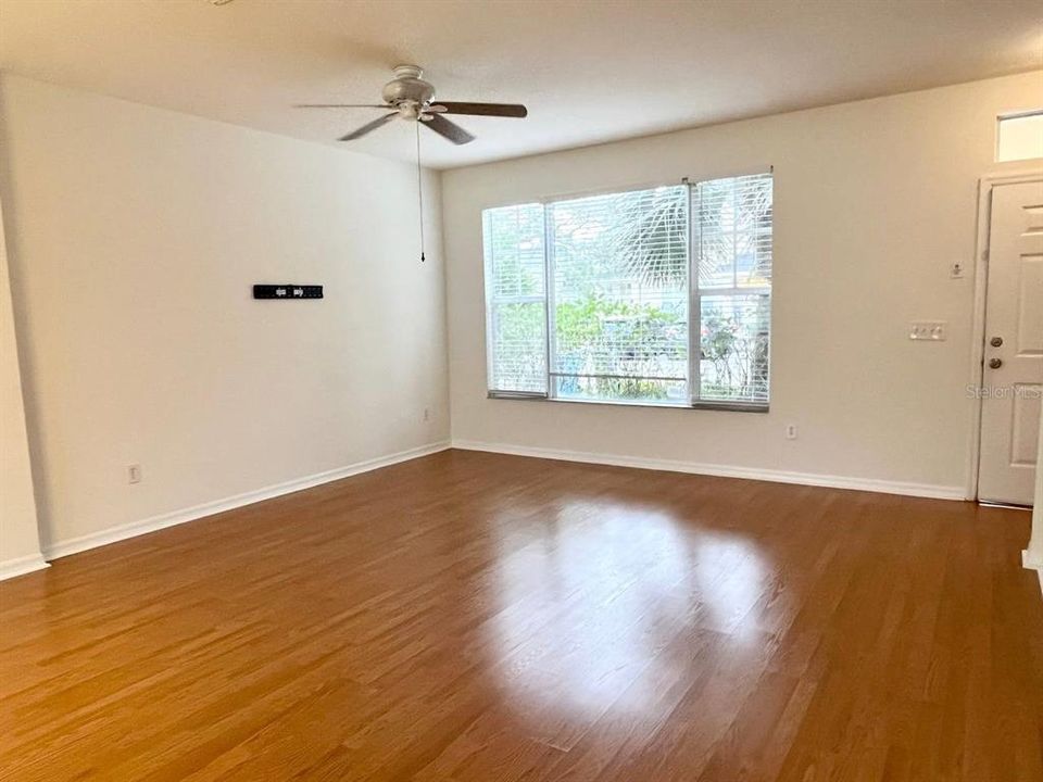 For Rent: $1,900 (2 beds, 1 baths, 1134 Square Feet)