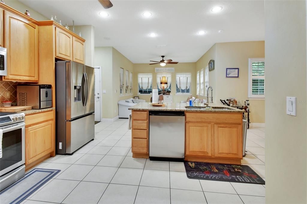 For Sale: $650,000 (5 beds, 2 baths, 2926 Square Feet)