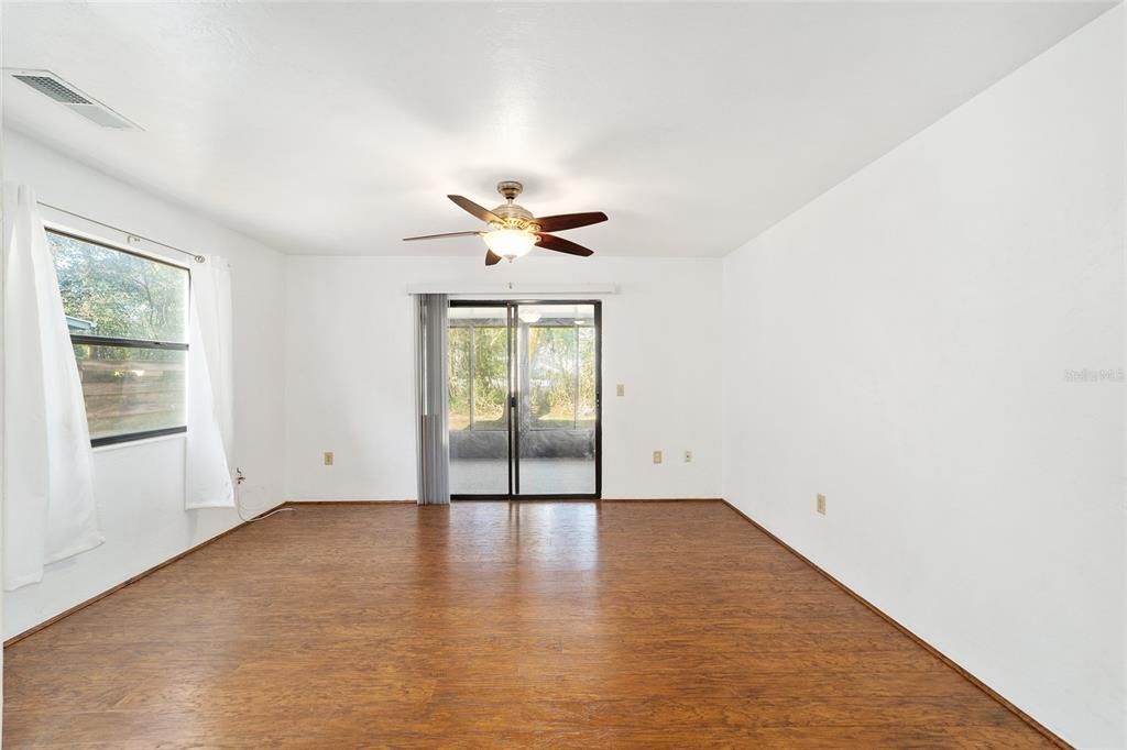 For Sale: $167,900 (2 beds, 1 baths, 952 Square Feet)