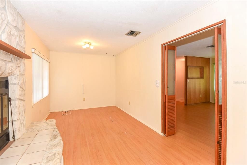 For Sale: $225,000 (4 beds, 2 baths, 1464 Square Feet)