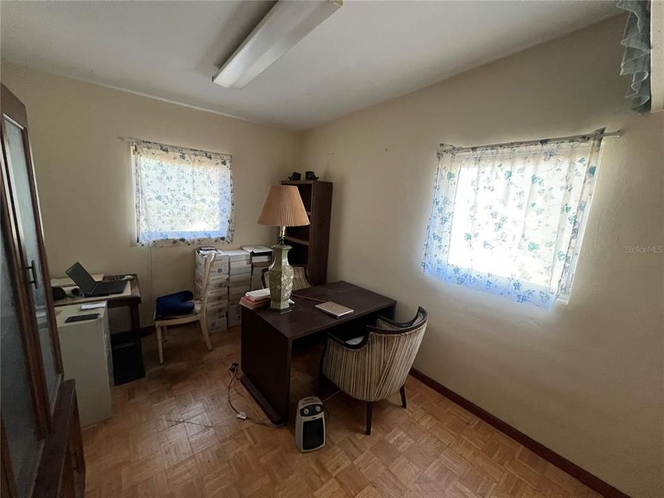 For Sale: $262,000 (2 beds, 1 baths, 884 Square Feet)