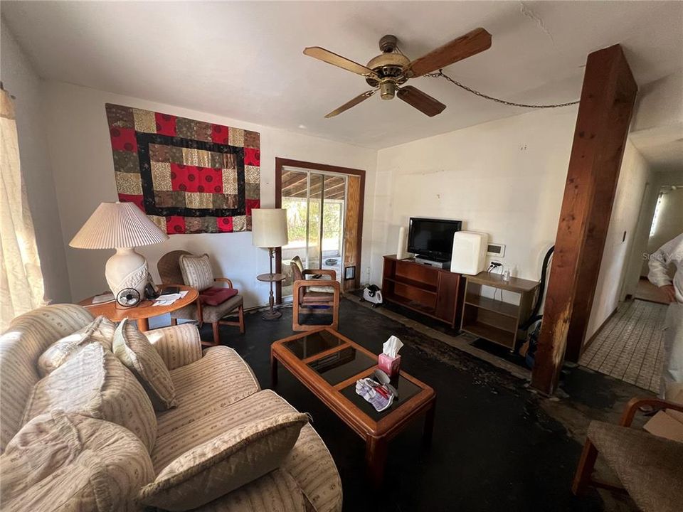 For Sale: $262,000 (2 beds, 1 baths, 884 Square Feet)