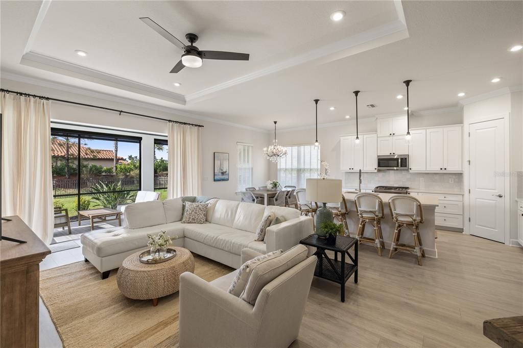 8’ pocket sliding glass doors lead to the screened lanai.