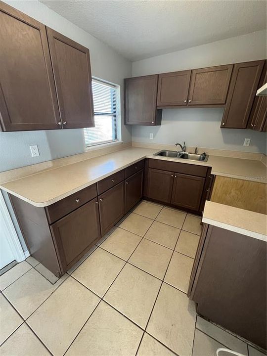 For Rent: $1,375 (3 beds, 1 baths, 912 Square Feet)