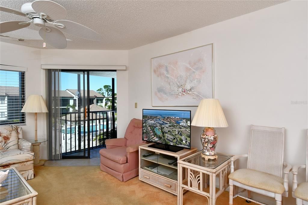 Living room leading to lanai